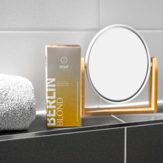 Objevte odstín BERLIN BLOND z řady KHADI ROSTLINNÝCH BAREV NA VLASY, který v sobě nese sílu přírody a zároveň duši...