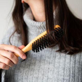 Před pár dny jsme si řekli, že zdraví vlasů se odvíjí od správné péče o ně.🙂 A s ní souvisí i způsob česání.🙂 Pokud chcete...