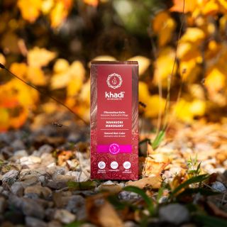 Když červená políbí hnědou, zrodí se KHADI ROSTLINNÁ BARVA NA VLASY MAHAGONOVÁ.🙂 Barva tak výrazná a ušlechtilá, jako...