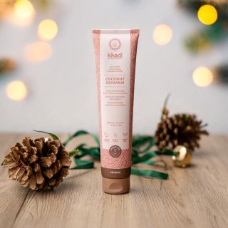 Vánoční světýlka dokáží rozzářit domov a KHADI ELIXÍR KONDICIONÉR KOKOS SHIKAKAI umí rozzářit (nejen) unavené a mdlé...